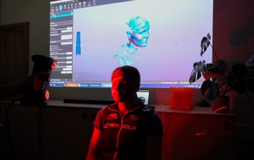 Kimberley Bos during 3D scanning for making the skeleton helmet